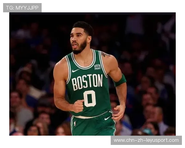 塔图姆后撤步抛投制止对方追分势头 塔图姆后撤步抛投制止对方追分势头